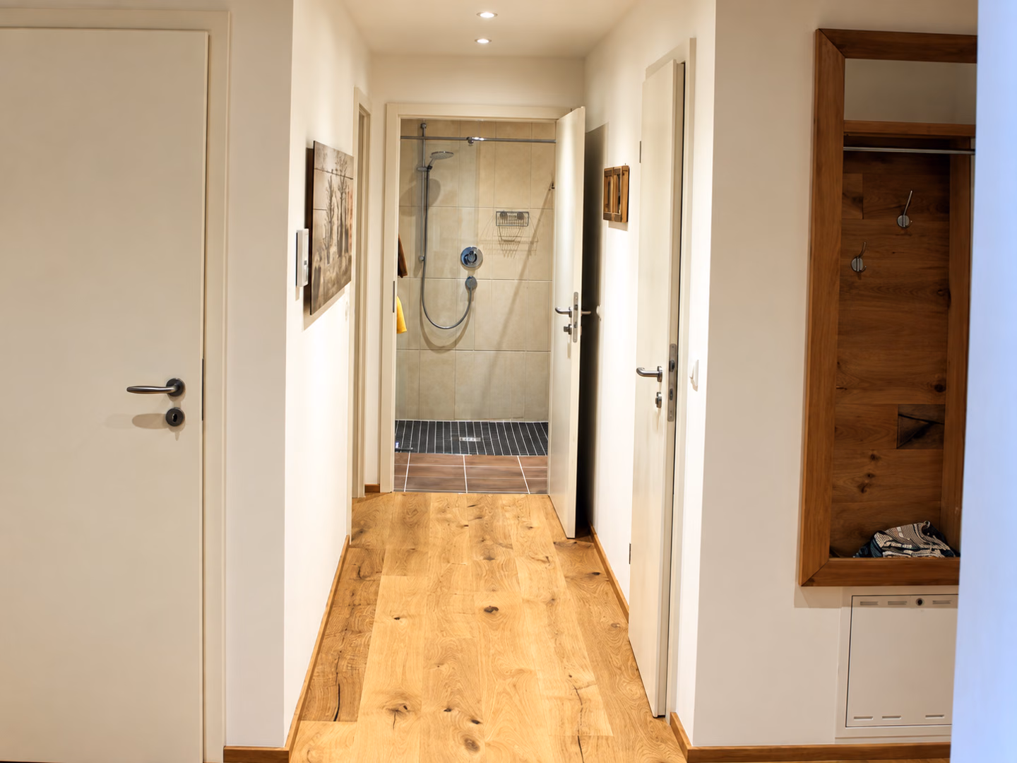 Flur mit Blick zum Badezimmer